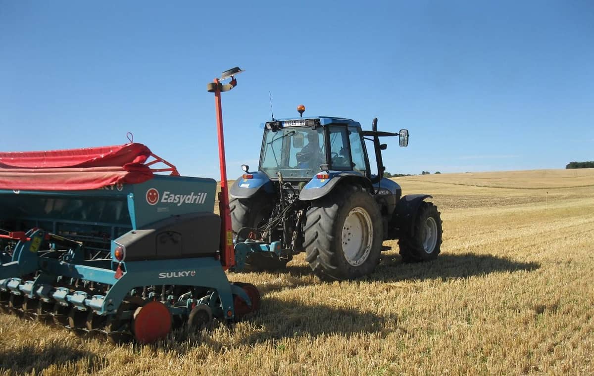 Tracteur dans un champ équipé d'un semoir Easydrill